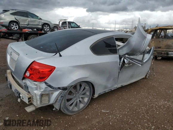 2006 Scion tC z VIN JTKDE167760067676, wystawiony jako Copart lot #59918215 z przebiegiem Nie podano mil oraz Szkoda całkowita • Salvage title. Historia ofert i sprzedaży dostępna na DreamBid. Obrazek 3.