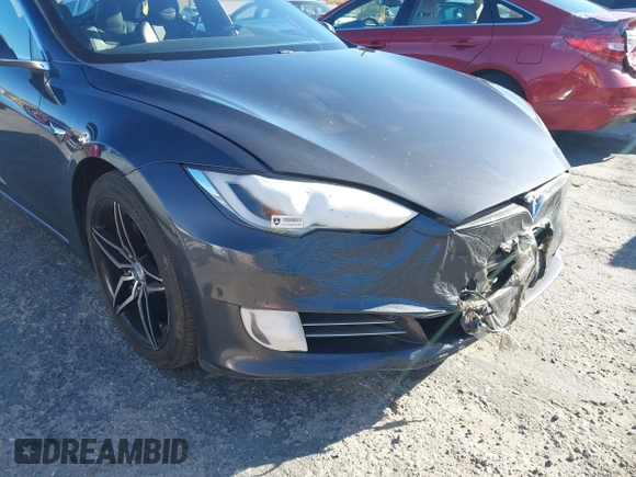 2017 Tesla Model S 100D z VIN 5YJSA1E20HF189557, wystawiony jako IAAI lot #41546084 z przebiegiem 253 218 mil mil oraz . Historia ofert i sprzedaży dostępna na DreamBid. Obrazek 6.