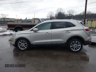 2017 Lincoln MKC Select z VIN 5LMCJ2C99HUL63006, wystawiony jako IAAI lot #41897413 z przebiegiem 76 202 mil mil oraz . Historia ofert i sprzedaży dostępna na DreamBid. Obrazek 14.