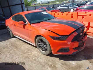 2015 Ford Mustang EcoBoost z VIN 1FA6P8TH8F5430799, wystawiony jako IAAI lot #42100240 z przebiegiem 137 624 mil mil oraz . Historia ofert i sprzedaży dostępna na DreamBid. Obrazek 1.