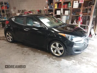 2012 Hyundai Veloster w/Gray Int z VIN KMHTC6AD3CU020230, wystawiony jako IAAI lot #42307281 z przebiegiem 185 002 mil mil oraz . Historia ofert i sprzedaży dostępna na DreamBid. Obrazek 1.