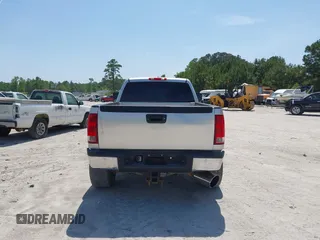 2013 GMC Sierra 2500HD SLT z VIN 1GT121E86DF195303, wystawiony jako IAAI lot #42181435 z przebiegiem 229 818 mil mil oraz . Historia ofert i sprzedaży dostępna na DreamBid. Obrazek 16.
