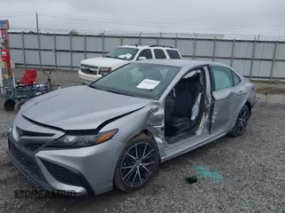 2023 Toyota Camry SE z VIN 4T1G11AK4PU724404, wystawiony jako IAAI lot #41925212 z przebiegiem 53 225 mil mil oraz . Historia ofert i sprzedaży dostępna na DreamBid. Obrazek 6.