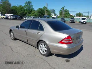 2001 Mercedes-Benz C 230/260/280/320 z VIN WDBRF61JX1F094000, wystawiony jako IAAI lot #42291768 z przebiegiem 98 166 mil mil oraz . Historia ofert i sprzedaży dostępna na DreamBid. Obrazek 3.