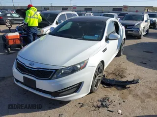 2013 Kia Optima SX z VIN 5XXGR4A64DG161664, wystawiony jako IAAI lot #41352483 z przebiegiem 81 664 mil mil oraz . Historia ofert i sprzedaży dostępna na DreamBid. Obrazek 2.