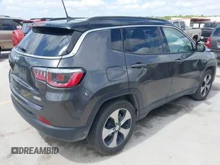 2018 Jeep Compass Latitude z VIN 3C4NJCBB6JT134227, wystawiony jako IAAI lot #42380167 z przebiegiem 67 807 mil mil oraz . Historia ofert i sprzedaży dostępna na DreamBid. Obrazek 4.