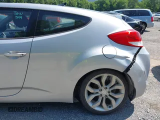 2015 Hyundai Veloster z VIN KMHTC6AD5FU240263, wystawiony jako IAAI lot #42392143 z przebiegiem 131 581 mil mil oraz . Historia ofert i sprzedaży dostępna na DreamBid. Obrazek 13.