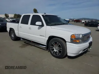 2005 GMC Sierra Denali z VIN 2GTEK63N951344416, wystawiony jako Copart lot #45877865 z przebiegiem 150 707 mil mil oraz Nie do naprawy. Historia ofert i sprzedaży dostępna na DreamBid. Obrazek 4.