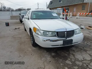 2002 Lincoln Town Car Signature z VIN 1LNHM82W02Y625831, wystawiony jako IAAI lot #41864976 z przebiegiem 166 140 mil mil oraz . Historia ofert i sprzedaży dostępna na DreamBid. Obrazek 1.
