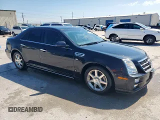 2009 Cadillac STS RWD z VIN 1G6DW67V390103790, wystawiony jako Copart lot #56596915 z przebiegiem 57 537 mil mil oraz Czysty tytuł • Clean title. Historia ofert i sprzedaży dostępna na DreamBid. Obrazek 4.