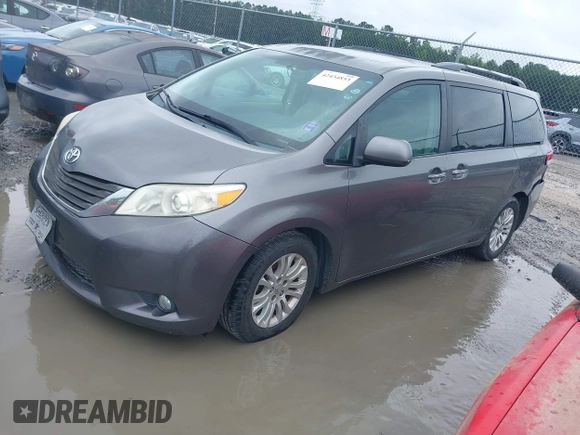 2011 Toyota Sienna XLE AAS z VIN 5TDYK3DC9BS114078, wystawiony jako IAAI lot #42434853 z przebiegiem 301 384 mil mil oraz . Historia ofert i sprzedaży dostępna na DreamBid. Obrazek 16.