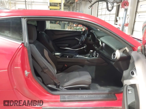 2018 Chevrolet Camaro 1LT z VIN 1G1FB1RS1J0110368, wystawiony jako IAAI lot #41972917 z przebiegiem 104 105 mil mil oraz . Historia ofert i sprzedaży dostępna na DreamBid. Obrazek 5.