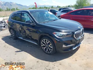 2021 BMW X1 xDrive28i z VIN WBXJG9C00M5T85183, wystawiony jako IAAI lot #42228785 z przebiegiem 25 634 mil mil oraz . Historia ofert i sprzedaży dostępna na DreamBid. Obrazek 1.