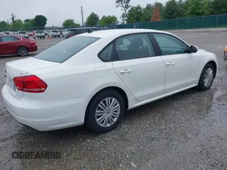2015 Volkswagen Passat Wolfsburg Edition z VIN 1VWAS7A36FC022590, wystawiony jako IAAI lot #42310685 z przebiegiem 116 348 mil mil oraz . Historia ofert i sprzedaży dostępna na DreamBid. Obrazek 4.