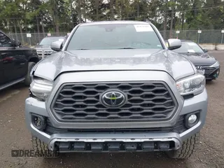 2020 Toyota Tacoma SR5 z VIN 3TMCZ5AN8LM323918, wystawiony jako IAAI lot #42279462 z przebiegiem 105 923 mil mil oraz . Historia ofert i sprzedaży dostępna na DreamBid. Obrazek 12.
