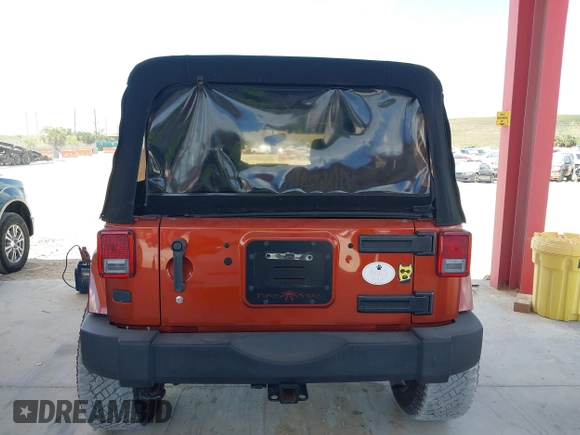 2014 Jeep Wrangler Unlimited Sahara z VIN 1C4BJWEG1EL209431, wystawiony jako IAAI lot #42325022 z przebiegiem 64 529 mil mil oraz . Historia ofert i sprzedaży dostępna na DreamBid. Obrazek 16.