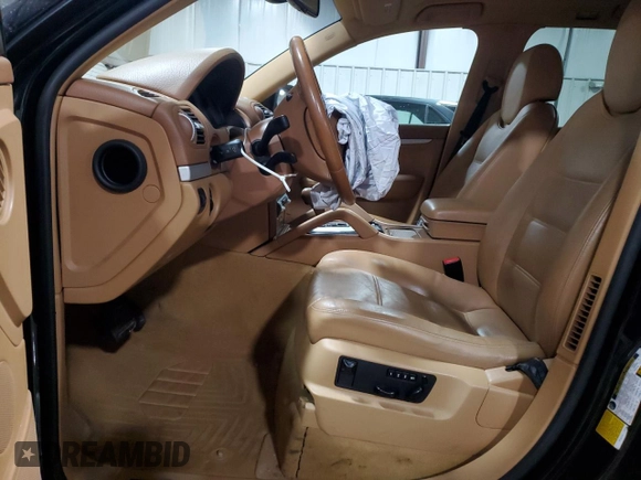 2009 Porsche Cayenne z VIN WP1AA29P99LA04751, wystawiony jako Copart lot #45877405 z przebiegiem Nie podano mil oraz Szkoda całkowita • Salvage title. Historia ofert i sprzedaży dostępna na DreamBid. Obrazek 7.