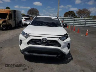 2021 Toyota RAV4 XLE with VIN 2T3W1RFV9MW166971, listed as a Copart auction lot 52300085 with 43,178 mi miles and Salvage Title. Bid and sale history available at carsss.com. Image 5.