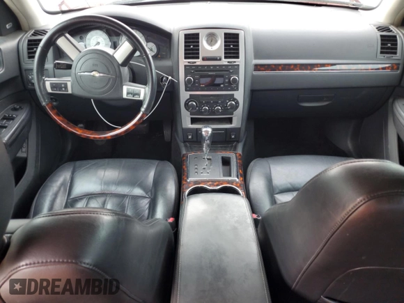 2008 Chrysler 300 C Hemi z VIN 2C3KA63H98H140585, wystawiony jako Copart lot #56714545 z przebiegiem 106 550 mil mil oraz Nie do naprawy • Non repairable. Historia ofert i sprzedaży dostępna na DreamBid. Obrazek 8.