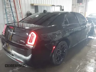 2019 Chrysler 300 with VIN 2C3CCABG6KH617913, listed as a IAAI auction lot 41558437 with 113,073 mi miles. Bid and sale history available at carsss.com. Image 4.