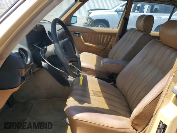 1983 Mercedes-Benz 300 D z VIN WDBAB33AXDB017451, wystawiony jako Copart lot #60463935 z przebiegiem 314 995 mil mil oraz Czysty tytuł • Clean title. Historia ofert i sprzedaży dostępna na DreamBid. Obrazek 7.
