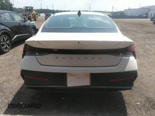 2024 Hyundai Elantra SEL z VIN KMHLM4DG8RU678626, wystawiony jako IAAI lot #42794258 z przebiegiem 53 871 mil mil oraz . Historia ofert i sprzedaży dostępna na DreamBid. Obrazek 16.