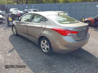 2013 Hyundai Elantra Limited z VIN 5NPDH4AE5DH245137, wystawiony jako IAAI lot #42372752 z przebiegiem 80 356 mil mil oraz . Historia ofert i sprzedaży dostępna na DreamBid. Obrazek 3.