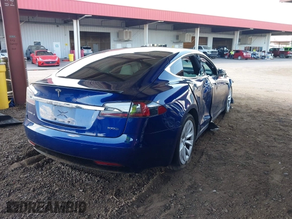 2017 Tesla Model S 100D z VIN 5YJSA1E21HF190815, wystawiony jako IAAI lot #42422004 z przebiegiem 99 938 mil mil oraz . Historia ofert i sprzedaży dostępna na DreamBid. Obrazek 4.
