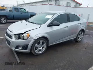 2015 Chevrolet Sonic LTZ z VIN 1G1JE5SB4F4108360, wystawiony jako IAAI lot #41526362 z przebiegiem 157 226 mil mil oraz . Historia ofert i sprzedaży dostępna na DreamBid. Obrazek 18.