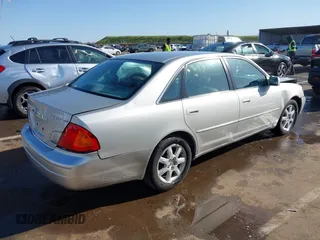 2001 Toyota Avalon XL z VIN 4T1BF28B51U189775, wystawiony jako IAAI lot #41970356 z przebiegiem 247 969 mil mil oraz . Historia ofert i sprzedaży dostępna na DreamBid. Obrazek 4.