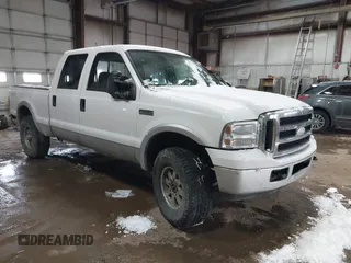 2006 Ford F-250 XL z VIN 1FTSW21556EC56627, wystawiony jako IAAI lot #41587563 z przebiegiem 201 723 mil mil oraz . Historia ofert i sprzedaży dostępna na DreamBid. Obrazek 1.