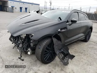 2023 Aston Martin DBX 707 z VIN SD7VUJBW2PTV06486, wystawiony jako Copart lot #55818283 z przebiegiem Nie podano mil oraz . Historia ofert i sprzedaży dostępna na DreamBid. Obrazek 1.