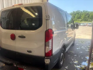 2016 Ford Transit Cargo z VIN 1FTYE1YM4GKA89538, wystawiony jako IAAI lot #42679120 z przebiegiem 223 958 mil mil oraz . Historia ofert i sprzedaży dostępna na DreamBid. Obrazek 5.
