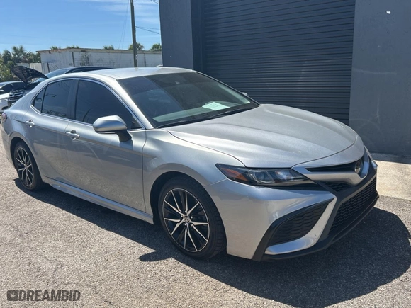 2022 Toyota Camry SE with VIN 4T1G11AKXNU655151, listed as a Copart auction lot 50251915 with 56,332 mi miles and Clean Title. Bid and sale history available at carsss.com. Image 1.