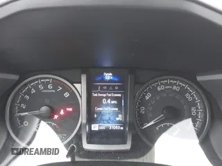 2023 Toyota Tacoma SR5 z VIN 3TYAZ5CN0PT037107, wystawiony jako IAAI lot #41717348 z przebiegiem 31 093 mil mil oraz . Historia ofert i sprzedaży dostępna na DreamBid. Obrazek 7.