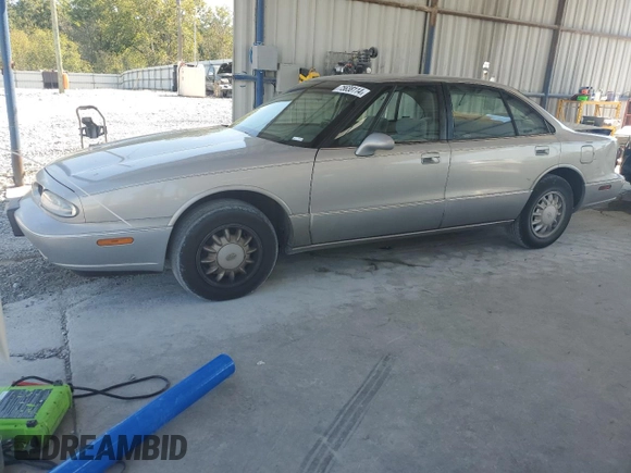 1998 Oldsmobile 88 LS z VIN 1G3HN52K4W4803377, wystawiony jako Copart lot #75638114 z przebiegiem 75 754 mil mil oraz Tytuł czysty. Historia ofert i sprzedaży dostępna na DreamBid. Obrazek 1.