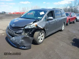 2015 Toyota Sienna LE AAS z VIN 5TDKK3DC6FS649056, wystawiony jako IAAI lot #41978844 z przebiegiem 182 694 mil mil oraz . Historia ofert i sprzedaży dostępna na DreamBid. Obrazek 2.