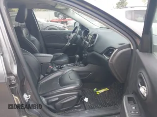2020 Jeep Cherokee Latitude Plus z VIN 1C4PJMLB0LD536976, wystawiony jako IAAI lot #42244708 z przebiegiem 116 228 mil mil oraz . Historia ofert i sprzedaży dostępna na DreamBid. Obrazek 5.