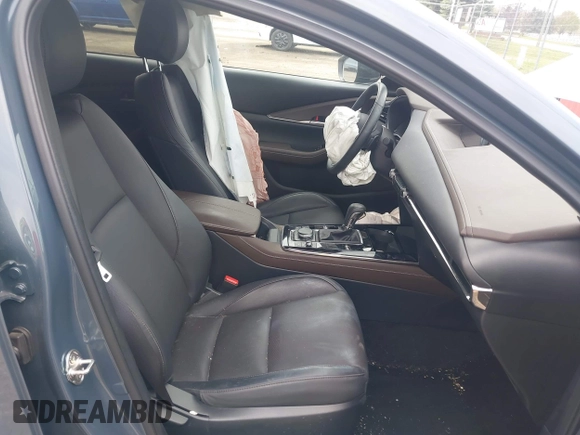 2024 Mazda CX-30 Premium z VIN 3MVDMBDY7RM613744, wystawiony jako IAAI lot #42127815 z przebiegiem 8 889 mil mil oraz . Historia ofert i sprzedaży dostępna na DreamBid. Obrazek 5.