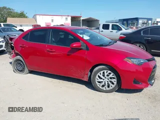 2018 Toyota Corolla L z VIN 2T1BURHE1JC011808, wystawiony jako IAAI lot #42289116 z przebiegiem 124 379 mil mil oraz . Historia ofert i sprzedaży dostępna na DreamBid. Obrazek 1.
