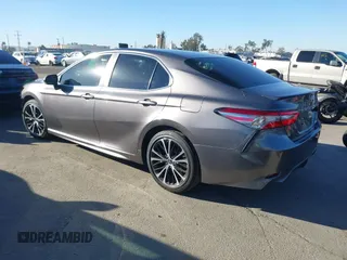 2018 Toyota Camry LE z VIN 4T1B11HK0JU546451, wystawiony jako IAAI lot #41054832 z przebiegiem 35 660 mil mil oraz . Historia ofert i sprzedaży dostępna na DreamBid. Obrazek 3.