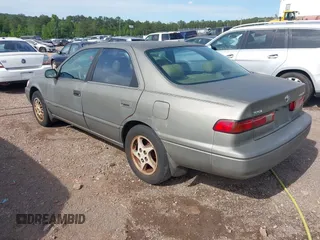 1999 Toyota Camry LE z VIN 4T1BF22K9XU081256, wystawiony jako IAAI lot #42208556 z przebiegiem 236 198 mil mil oraz . Historia ofert i sprzedaży dostępna na DreamBid. Obrazek 3.