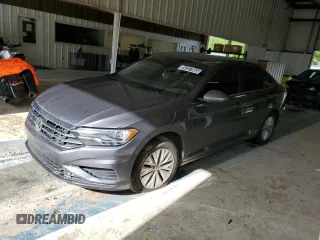 2020 Volkswagen Jetta S z VIN 3VWC57BU2LM094162, wystawiony jako Copart lot #54527065 z przebiegiem 133 046 mil mil oraz Czysty tytuł • Clean title. Historia ofert i sprzedaży dostępna na DreamBid. Obrazek 1.