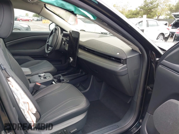 2024 Ford Mustang Mach-E Premium z VIN 3FMTK3R76RMA13687, wystawiony jako IAAI lot #42129796 z przebiegiem Nie podano mil oraz . Historia ofert i sprzedaży dostępna na DreamBid. Obrazek 5.