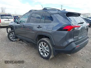 2025 Toyota RAV4 XLE Premium z VIN 2T3A1RFV2SC494497, wystawiony jako IAAI lot #42028044 z przebiegiem 7 773 mil mil oraz . Historia ofert i sprzedaży dostępna na DreamBid. Obrazek 3.