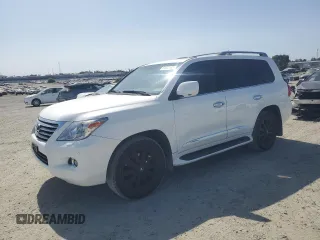 2011 Lexus LX 570 z VIN JTJHY7AX9B4079564, wystawiony jako Copart lot #61022455 z przebiegiem 85 953 mil mil oraz Szkoda całkowita • Salvage title. Historia ofert i sprzedaży dostępna na DreamBid. Obrazek 1.