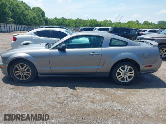 2006 Ford Mustang GT Deluxe с VIN 1ZVFT82H065176946, выставлен на аукционе IAAI как лот 42472942 с пробегом 157 711 миль миль и . История ставок и продаж доступна на DreamBid. Изображение 14.