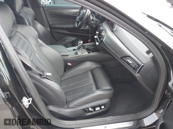 2019 BMW M5 z VIN WBSJF0C51KB447804, wystawiony jako IAAI lot #41848760 z przebiegiem 83 303 mil mil oraz . Historia ofert i sprzedaży dostępna na DreamBid. Obrazek 5.