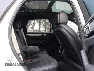 2022 Porsche Cayenne z VIN WP1AA2AY2NDA06673, wystawiony jako Copart lot #42586635 z przebiegiem 17 392 mil mil oraz Czysty tytuł • Clean title. Historia ofert i sprzedaży dostępna na DreamBid. Obrazek 6.