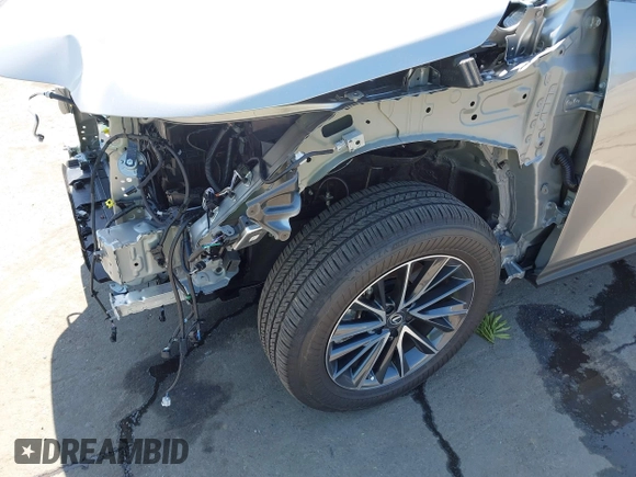 2025 Lexus NX 250 Premium z VIN 2T2GDCAZ1SC020537, wystawiony jako IAAI lot #42140775 z przebiegiem 2 349 mil mil oraz . Historia ofert i sprzedaży dostępna na DreamBid. Obrazek 18.